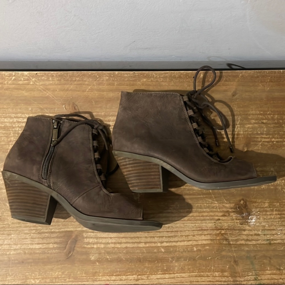 Adam Tucker by Me Too size 7.5 chocolate Brown Lace-Up Peep Toe Ankle Boots - Picture 4 of 10